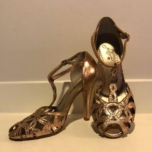 Rose metallic t-strap 3.5 in heels